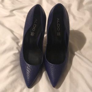Blue platform pumps